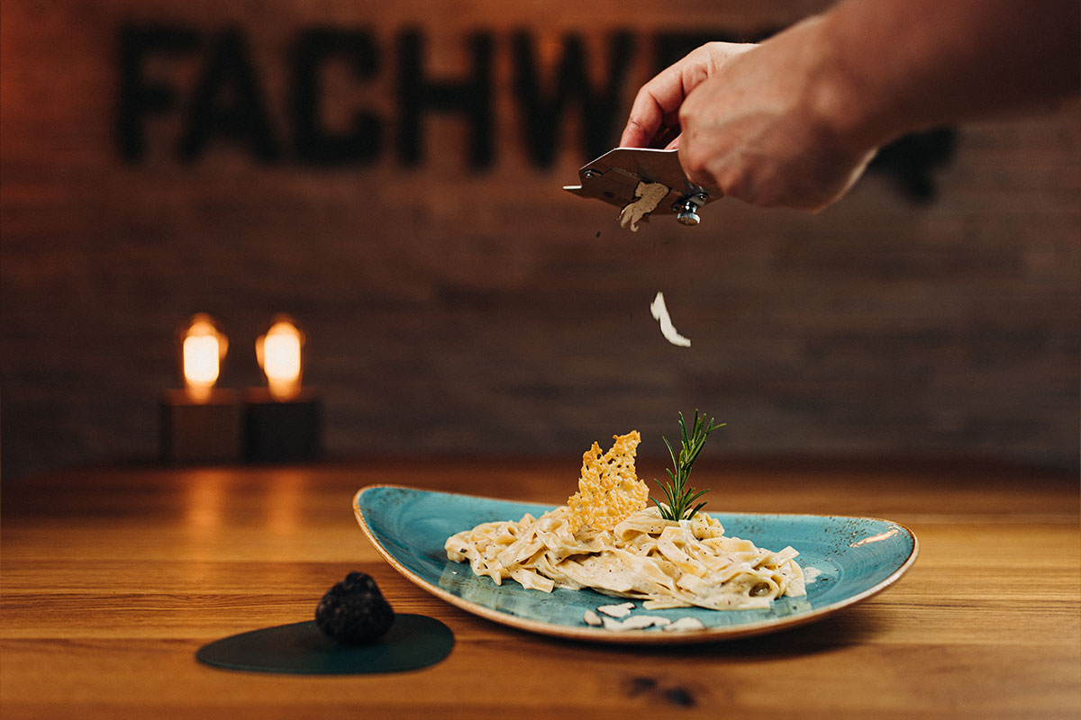 Trüffel Pasta Bandnudeln gebuttert & cremig mit Parmegiano & frischen schwarzem Trüffel